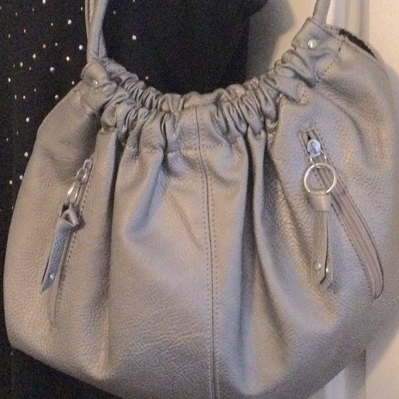 Attention shoulder bag very attractive. Bag is a silver gray. - Picture 2 of 6